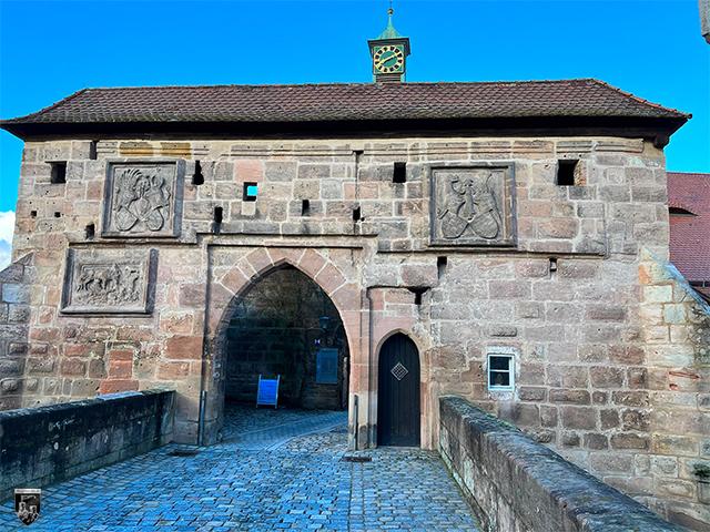 Das mächtige Torhaus der Burg Cadolzburg der Vorburg empfängt als erstes die ankommenden Besucher. 