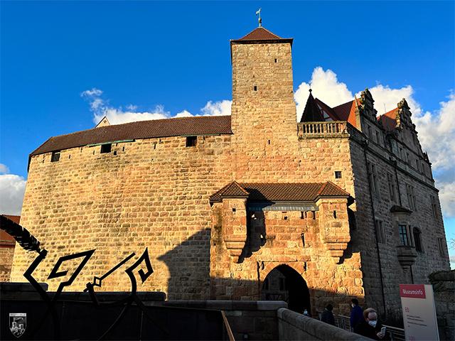 Ein mächtiger Torturm ziert den Eingang in die Kernburg. 