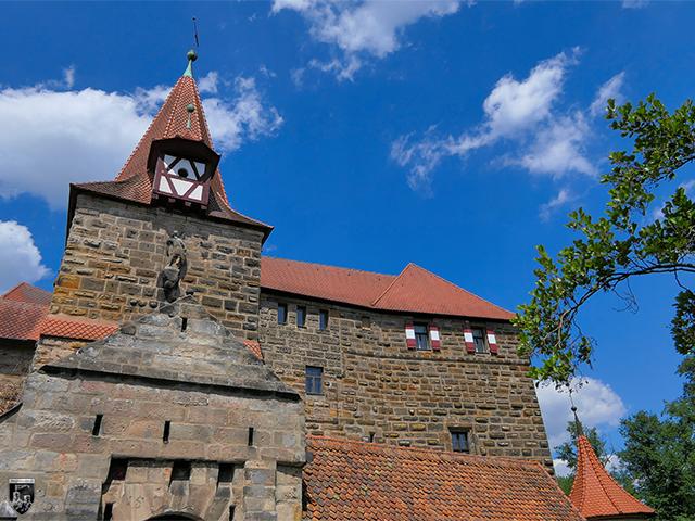  Kaiserburg Lauf - Der Wenzelturm schützte den Eingang mit Zugbrücke und Fallgitter. Links und rechts dienten Wehrgänge zur Verteidigung. 