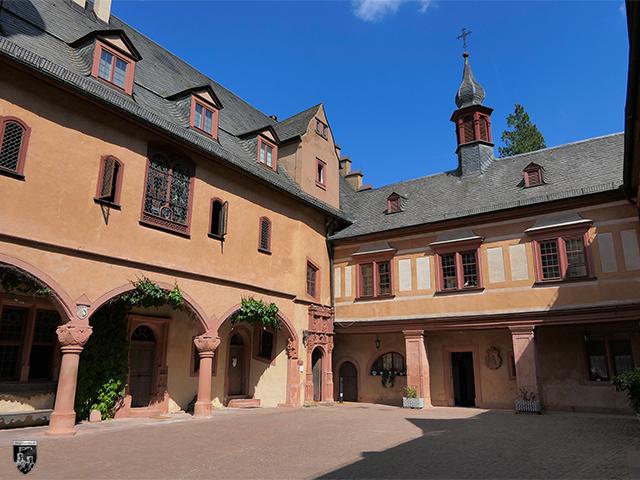 Der wunderschöne Schlosshof von Schloss Mespelbrunn weist unzählige kleine Details und Besonderheiten auf. Das Schloss wird mit viel Liebe erhalten. 