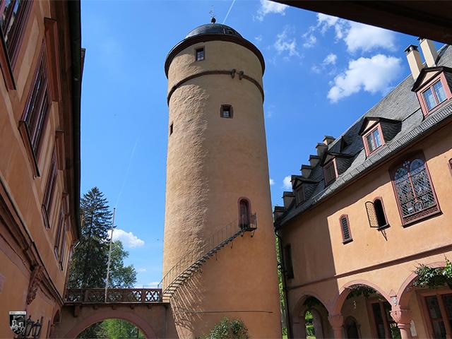 Der Bergfried ist stummer Zeuge der mittelalterlichen Burg, die hier einst stand. Heute gibt er Schloss Mespelbrunn sein unvergleichliches Aussehen. Gut zu erkennen, ist der Eingang in luftiger Höhe. 