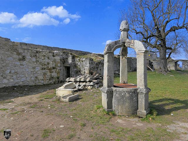 Burg Hohenurach besaß zwei Brunnen. Einer davon stand im Hof vor der äußeren Ringmauer direkt vor dem Tor. 