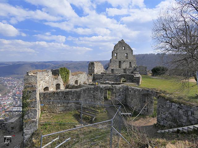 Die Kernburg der Burg Hohenurach wird vor allem durch einen langen Gebäudekomplex dominiert, der Reste aller Epochen seit der Entstehung der Burg aufweist. 