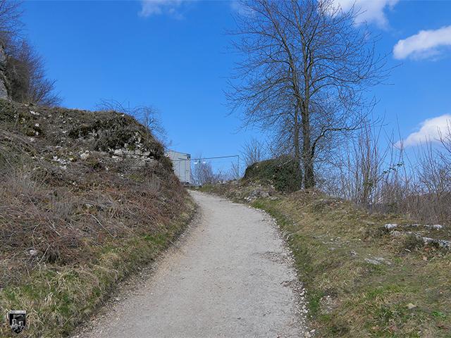 Die Reste eines der Tore, die den Zugang zur Burg Hohenurach schützte. Einige der Tore hatten Gräben mit Zugbrücken. 