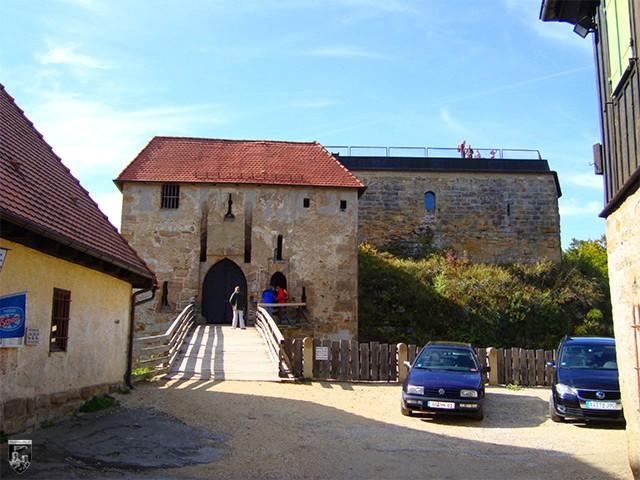 Der Ostbau (rechts im Bild) wurde im Zuge der Restaurierung mit einem begehbaren Flachdach ausgestattet. 