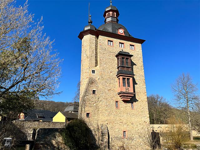 Der eindrucksvolle Wohnturm steht quasi auf dem Hof von Schloss Vollrads in traumhafter Lage. 