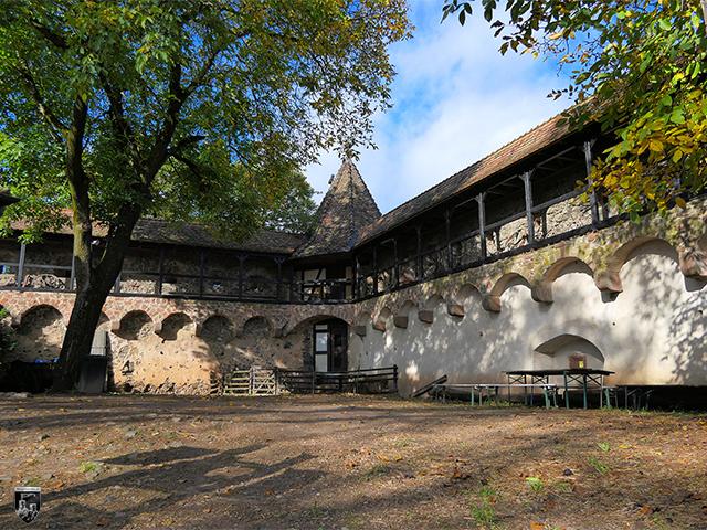 Die Vorburg der Burg Ronneburg lädt heute mit zahlreichen kleinen konstruktiven Details zum Erkunden ein. 
