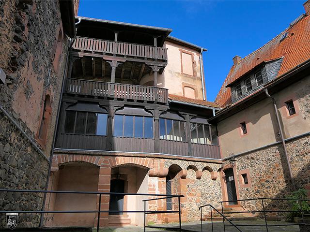 Der mittlere Hof hinter dem Tor bzw. Brunnenhaus. Links im Bild ist die Ringmauer der Kernburg zu sehen. 