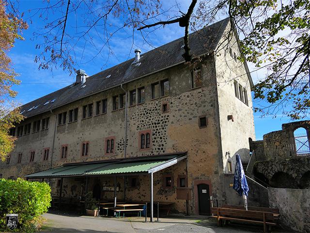 Der Marstall der Burg Ronneburg dient heute als Gastronomie. Rechts im Bild schloss ehemals der Hexenturm an. 