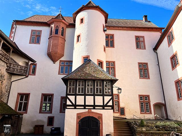 Der Palas der Burg Ronneburg. Sehenswert ist vor allem der Erker links neben dem Treppenturm. 