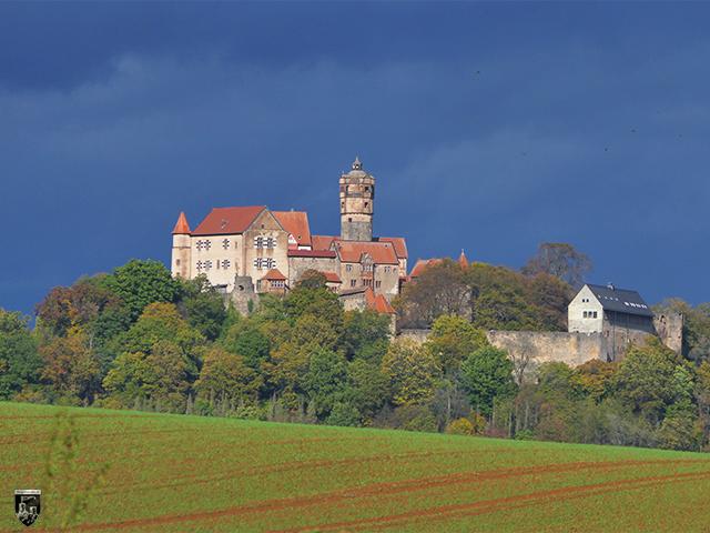 Herrschaftlich thront Burg Ronneburg auf einem Berg. Die Sicht vom Bergfried reicht bis nach Frankfurt. 