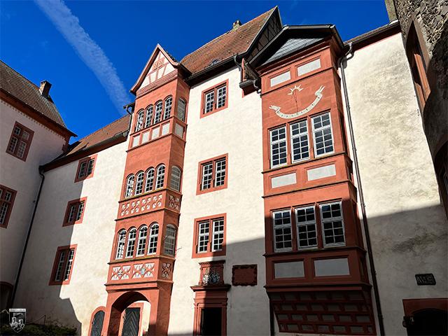 Die nördliche Hoffassade der Kernburg der Burg Ronneburg wird durch den Alten Bau und den Kemenatenbau dominiert. 