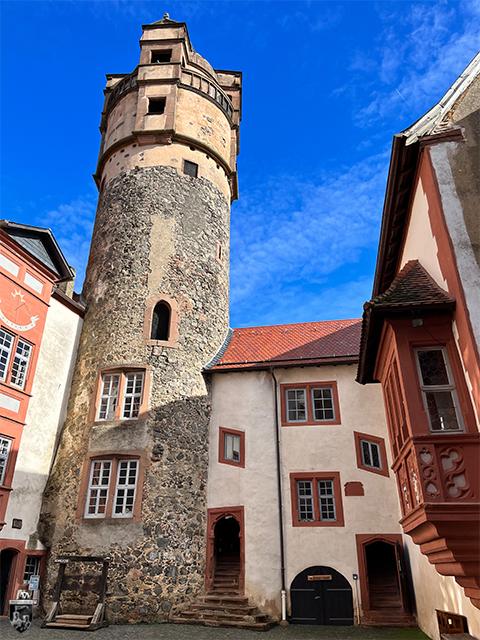 Man erkennt deutlich den ehemaligen Eingang. Seit dem 15. Jahrhundert betritt man ihn aber rechts im Bild über eine Wendeltreppe. 