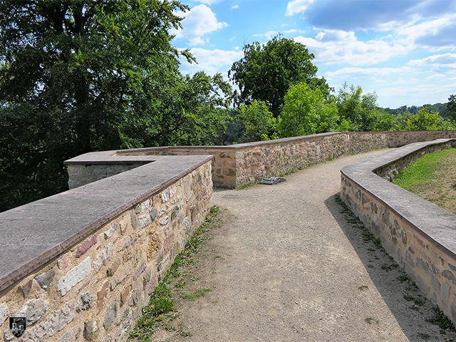 Die Ringmauer von Schloss Sababurg war einst höher und besaß einen Wehrgang. Immer wieder stößt man auf kleine Bastionen, die ursprünglich überdacht waren. 
