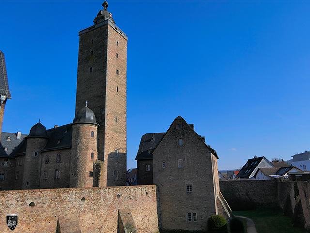 Schloss Steinau - Der Bergfried hat sich gut erhalten. Er ist das höchste und vermutlich älteste Gebäude der Anlage. 