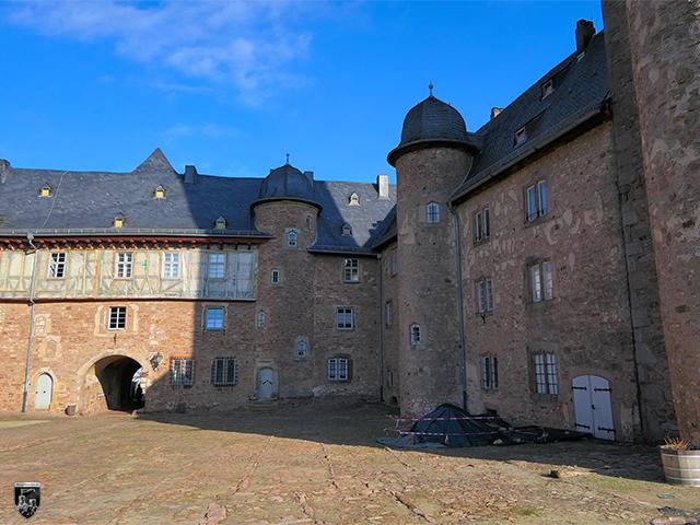 Schloss Steinau - Der Ostflügel ist direkt an den Bergfried angebaut und versteckt sich die meiste Zeit des Jahres in seinem Schatten. 