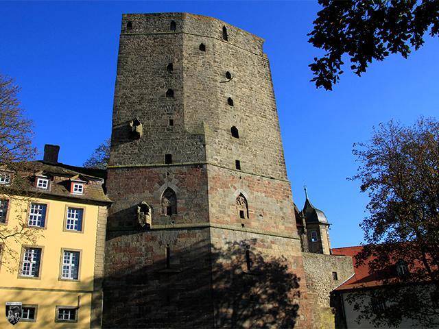 Der Wohnturm der Burg Adelebsen gehört zu den mächtigsten Wehrtürmen Europas. Er war ursprünglich mal über 50 m hoch. Man erkennt deutlich die unterschiedlichen Bauphasen. 