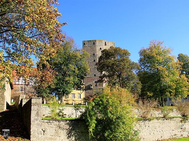 Die Kernburg der Burg Adelebsen nimmt heute noch einen Großteils des Sporns ein. 