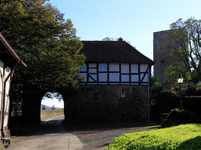 Das Torhaus der Vorburg von Adelebsen ist ein einfacher Bau, bestehend aus Steinsockel und Fachwerkaufsatz.  