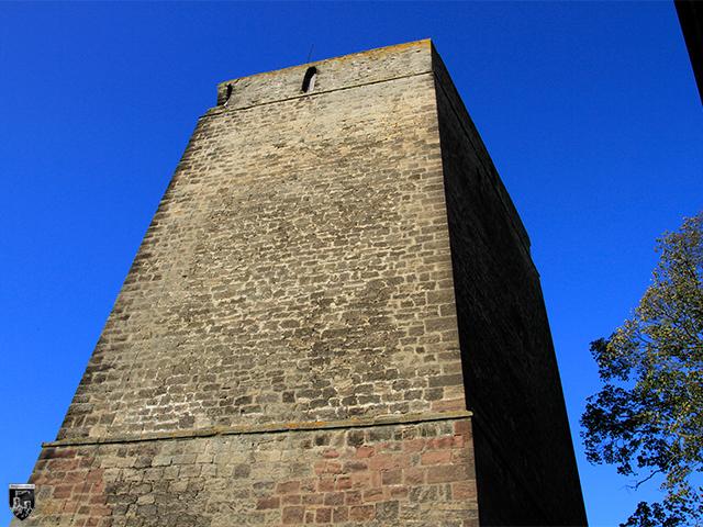 Zum Burghof hin weist der Wohnturm der Burg Adelebsen keine Öffnungen auf. Diese sind ganz provokant nach außen orientiert.  