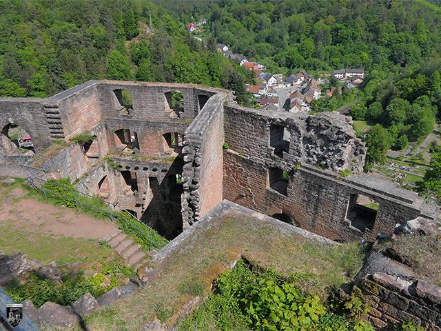Vom Hof der Unterburg wurden alle Gebäude der Burg Frankenstein erschlossen, die an den Felsen anlehnten.  