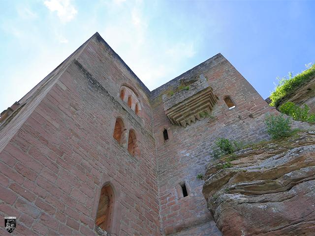 Der mächtige Saalbau der Burg Frankenstein grenzte direkt an der Kapelle an. Im obersten erhaltenen Geschoss befindet sich der Hofeingang. Von unten führt ein weiterer Durchgang in den Bau. 