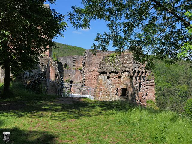 Die heutige Eingangssituation lässt den ehemaligen Halsgraben der Burg Frankenstein kaum noch erahnen. Ein mächtiges, dreieckiges Bollwerk schützte das Tor vor Beschuss. 