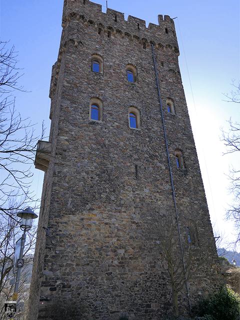 Der Bergfried der Burg Klopp ist im unteren Teil mittelalterlichen Ursprungs. Der Stumpf wurde für eine Rekonstruktion eines typischen Bergfrieds in Rheinromantik genutzt. 