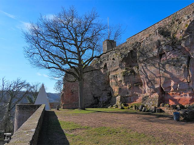 Von der Unterburg erkennt man den mächtigen Felsen, auf dem die Kernburg der Burg Nanstein stand. Ursprünglich verdeckten dicke Mauern den Felsen. 