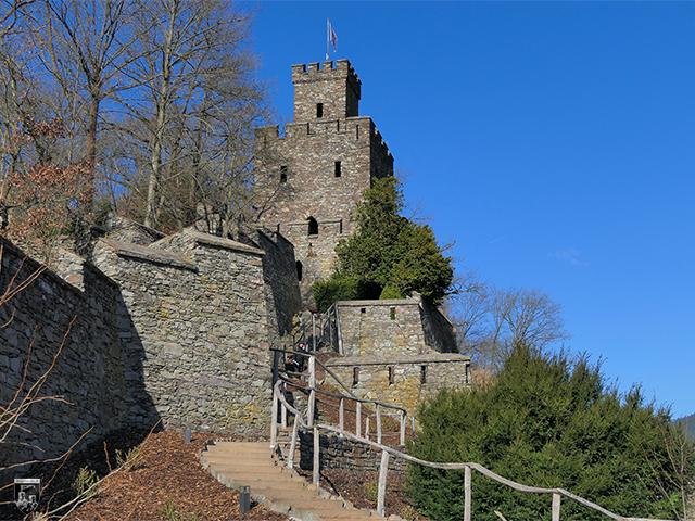 Oberhalb der Vorburg von Burg Reichenstein steht der Königstein - ein wiederaufgebaute Wachturm, von dem man drohende Gefahr im Norden erspähen konnte. 