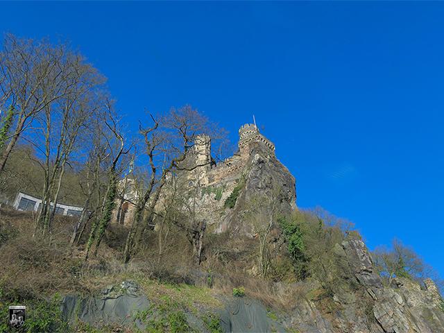 Burg Rheinstein steht auf einem steilen Felsen direkt über dem Rhein. 