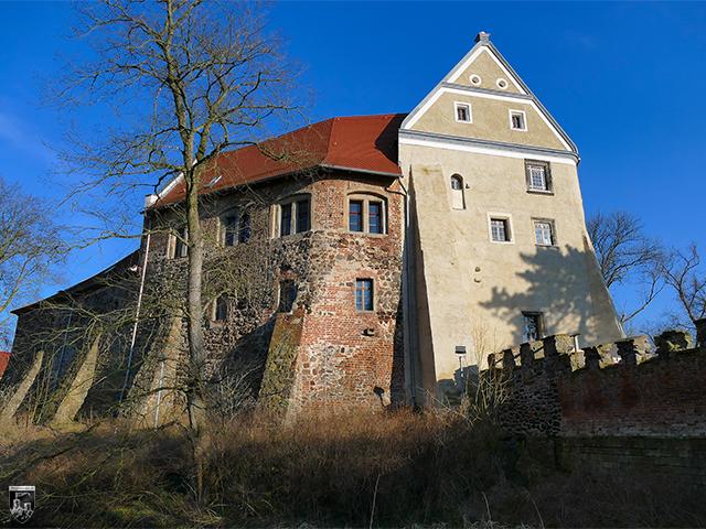 Die ovale Kernburg der Burg Roßlau weist zahlreiche Epochen auf. Rechts im Bild: Der mächtige Wohnturm. 